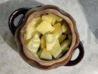 Kiauliena su daržovėmis ir pupelėmis puoduose Žingsnis 6