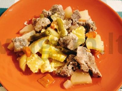 Kiauliena su daržovėmis ir pupelėmis puoduose pagrindine nuotrauka