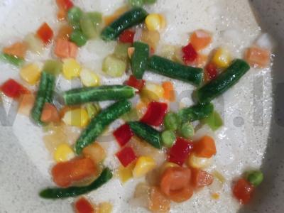 Kiaušinienė su daržovių mišiniu ir dešrelėmis Žingsnis 1