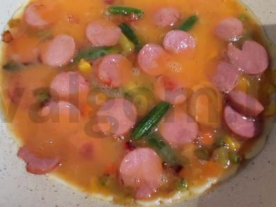 Kiaušinienė su daržovių mišiniu ir dešrelėmis Žingsnis 3