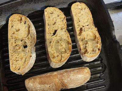 Brusketa su kiaušiniu ir menkės kepenimis Žingsnis 3