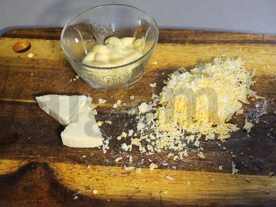 Brusketa su kiaušiniu ir menkės kepenimis Žingsnis 4