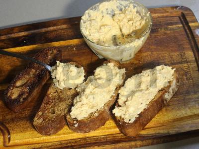 Brusketa su kiaušiniu ir menkės kepenimis Žingsnis 7