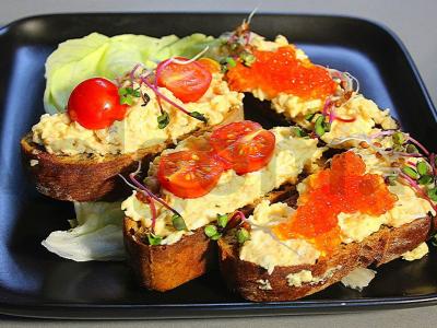 Brusketa su kiaušiniu ir menkės kepenimis pagrindine nuotrauka