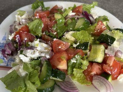 Graikiškas salotas su daržovėmis ir fetos sūriu Žingsnis 6