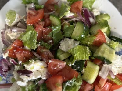 Graikiškas salotas su daržovėmis ir fetos sūriu pagrindine nuotrauka