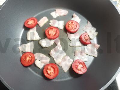 Kiaušinienė su bekonu ir pomidorais Žingsnis 2