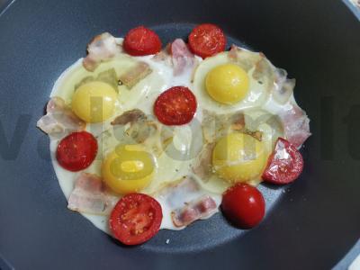 Kiaušinienė su bekonu ir pomidorais Žingsnis 3