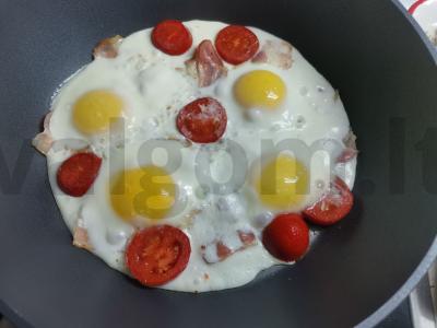 Kiaušinienė su bekonu ir pomidorais Žingsnis 4