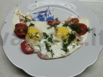 Kiaušinienė su bekonu ir pomidorais pagrindine nuotrauka