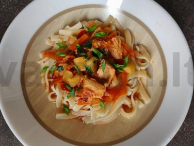 Lagman su vištiena ir daržovėmis pietums pagrindine nuotrauka