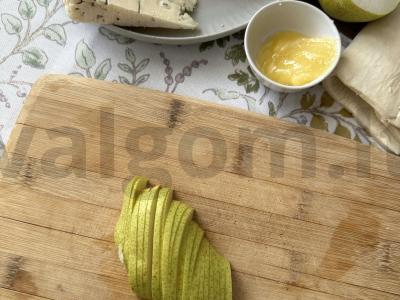 Pica su sluoksniuotu tešla, trimis sūriais, kriauše ir medumi Žingsnis 1