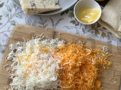 Pica su sluoksniuotu tešla, trimis sūriais, kriauše ir medumi Žingsnis 2