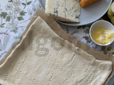 Pica su sluoksniuotu tešla, trimis sūriais, kriauše ir medumi Žingsnis 3