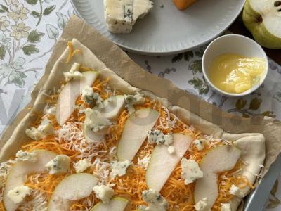 Pica su sluoksniuotu tešla, trimis sūriais, kriauše ir medumi Žingsnis 4