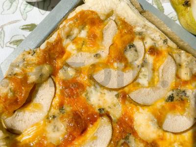 Pica su sluoksniuotu tešla, trimis sūriais, kriauše ir medumi Žingsnis 5