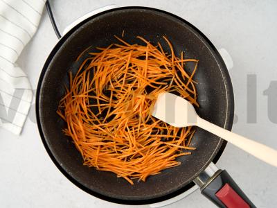 Makaronai su troškiniu keptuvėje Žingsnis 1