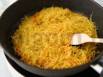 Makaronai su troškiniu keptuvėje Žingsnis 2