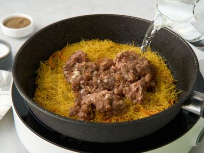 Makaronai su troškiniu keptuvėje Žingsnis 3