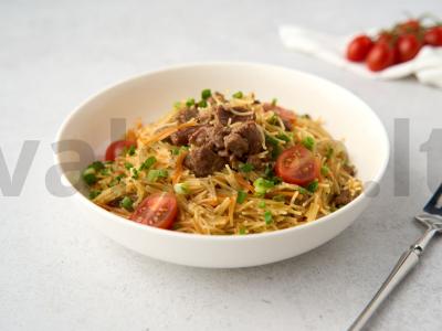 Makaronai su troškiniu keptuvėje pagrindine nuotrauka