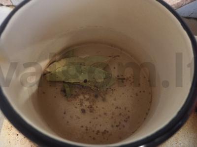 Svogūnai aštriame marinate Žingsnis 1