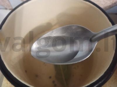 Svogūnai aštriame marinate Žingsnis 2