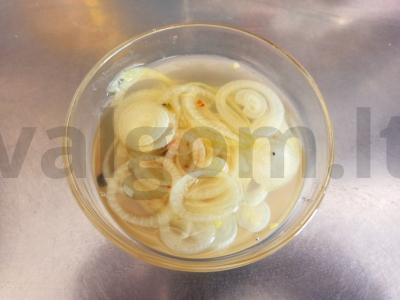 Svogūnai aštriame marinate pagrindine nuotrauka