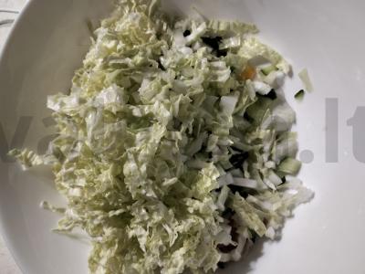 Salotos su Pekino kopūstu, paprika ir agurku Žingsnis 1