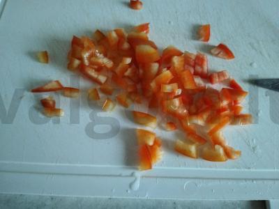 Salotos su Pekino kopūstu, paprika ir agurku Žingsnis 2