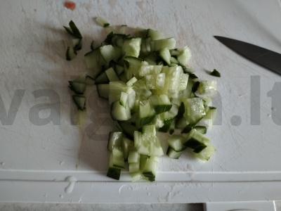 Salotos su Pekino kopūstu, paprika ir agurku Žingsnis 4