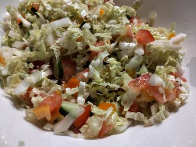 Salotos su Pekino kopūstu, paprika ir agurku pagrindine nuotrauka