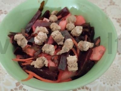 Vegetariškas salotas su burokėliais, jūros kopūstais, bulvėmis ir korėjietiška morkų salotomis su sėlenomis pagrindine nuotrauka