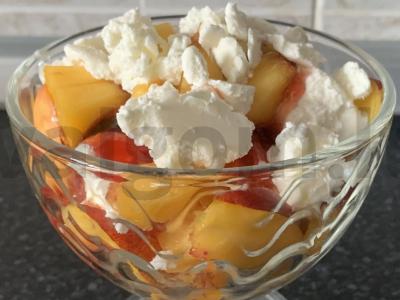 Desertas iš nektarino, ledų, varškės sūrio ir džemo pagrindine nuotrauka