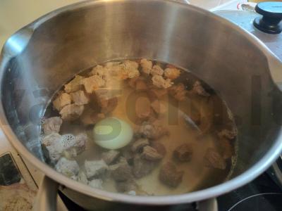 Harcho su tkhemali ir graikiniais riešutais Žingsnis 1