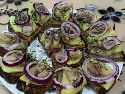 Sumuštiniai su silke ir svogūnais pagrindine nuotrauka