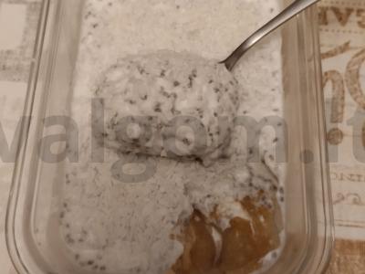 Švelnus bananų desertas su maconi, chia sėklomis ir kokosų drožlėmis pagrindine nuotrauka