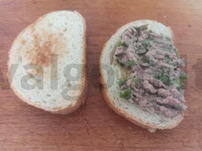 Keptuvėje kepti tostai su paštetu, kečupu ir žolelėmis Žingsnis 3