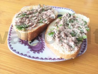 Keptuvėje kepti tostai su paštetu, kečupu ir žolelėmis pagrindine nuotrauka