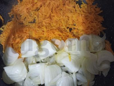 Kepta lašiša su morkomis ir svogūnais Žingsnis 2