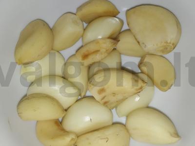 Šaltiena su jautiena ir vištienos kojelėmis Žingsnis 1