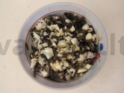 Salotos su ryžiais, kiaušiniu ir jūros kopūstais pagrindine nuotrauka