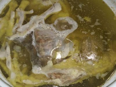 Šaltiena su jautiena ir vištienos kojelėmis Žingsnis 2