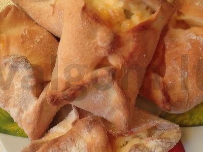 Sluoksniuotos bandelės su abrikosų džemu ir varškės sūriu pagrindine nuotrauka