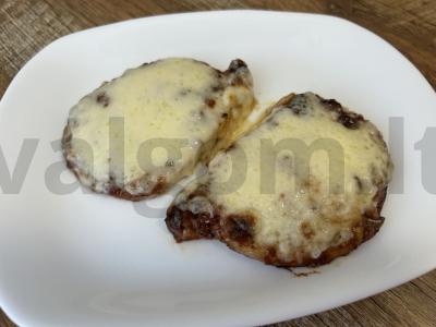 Kepta kiauliena česnako padaže po sūrio sluoksniu pagrindine nuotrauka