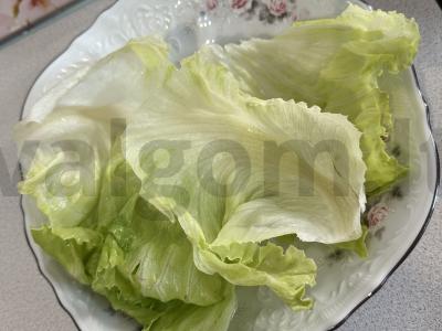 Salotas su rūkytomis mėsos „Objedinėjimas“ Žingsnis 1