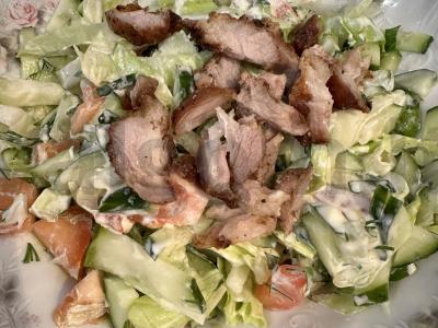 Salotas su rūkytomis mėsos „Objedinėjimas“ pagrindine nuotrauka