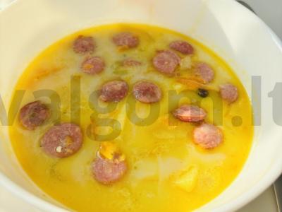 Grietinėlės sriuba su medžiotojų dešrelėmis pagrindine nuotrauka