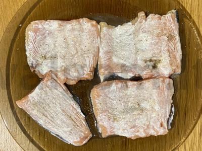 Kepta lašiša su vyšniniais pomidorais ir suluguni sūriu Žingsnis 1