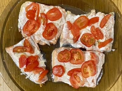 Kepta lašiša su vyšniniais pomidorais ir suluguni sūriu Žingsnis 3