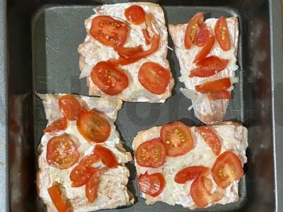 Kepta lašiša su vyšniniais pomidorais ir suluguni sūriu Žingsnis 4